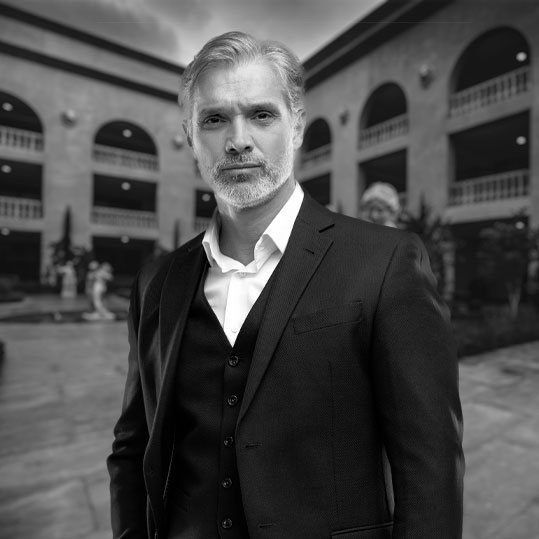 Hombre con doctorado en Universidad Humanitas